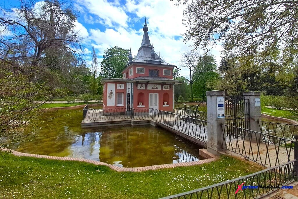 Acceso a la Casita del Pescador del parque de El Retiro