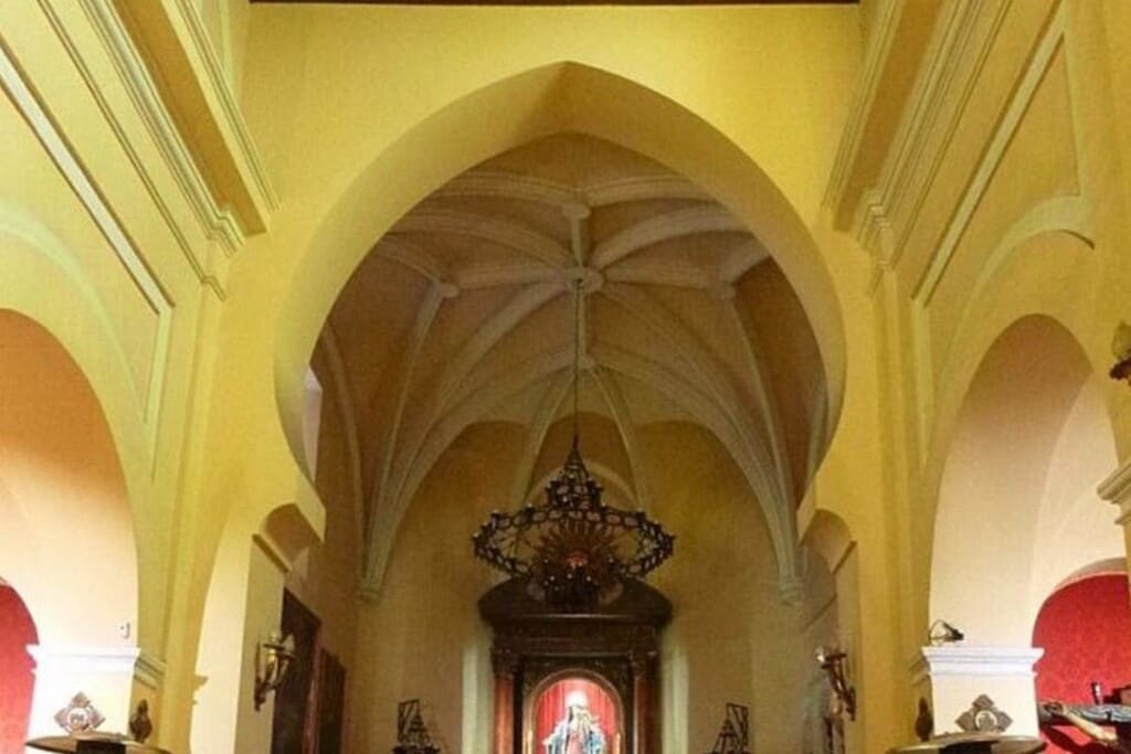 Arco y ábside gótico del Interior iglesia san Nicolás de los Servitas (1)