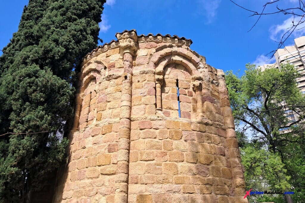 Detalle arcos y decoración de la ermita de San Isidoro