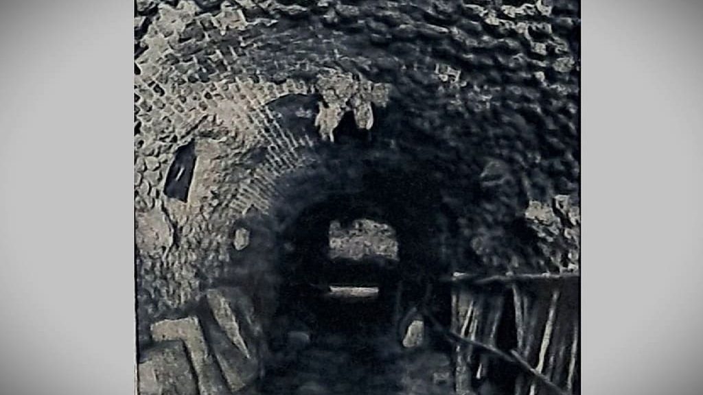 Estado de la gruta de la Montaña Artificial en 1966 (Achivo digital parques y jardines Madrid)