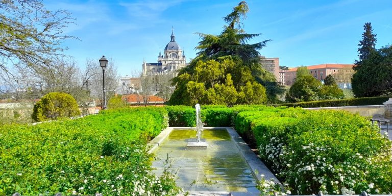 Fuente jardines vistillas con la Almudena al fondo