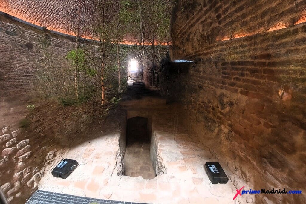 Galería interior de la montaña artificial con vestigios arqueológicos
