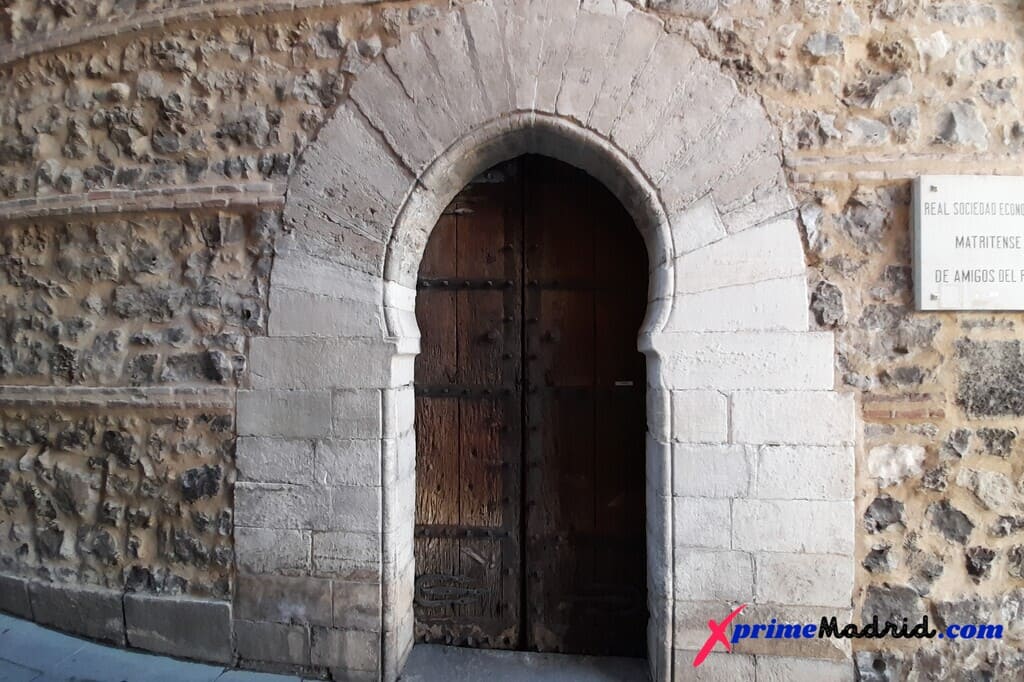 La puerta más antigua de Madrid vista de frente