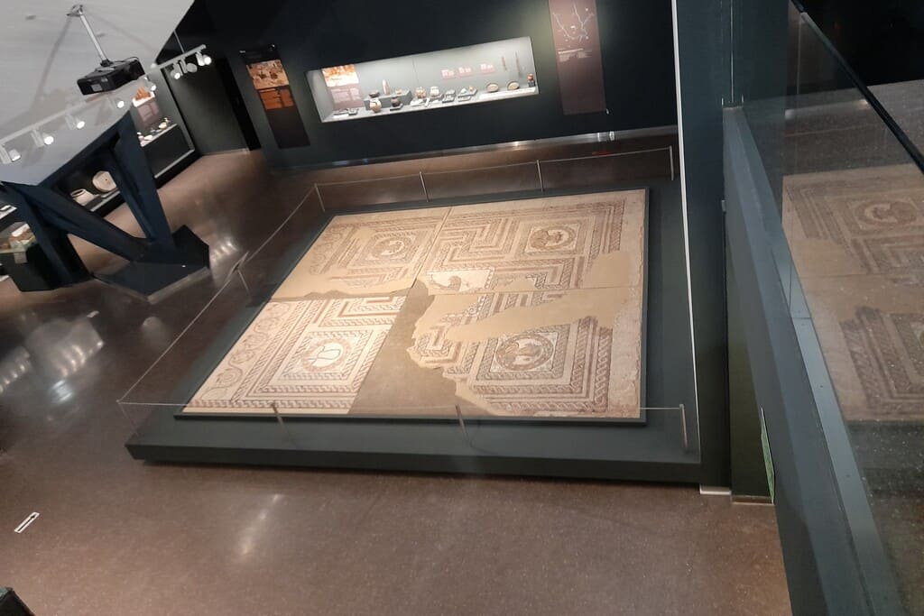Mosaico romano yacimiento Villavede Bajo - Museo de San Isidro