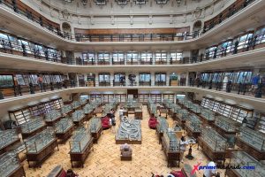 Interior del Museo Geominero de Madrid con su gran vidriera modernista