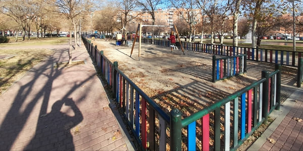 Parque infantil de la Plaza Roja en Vallecas