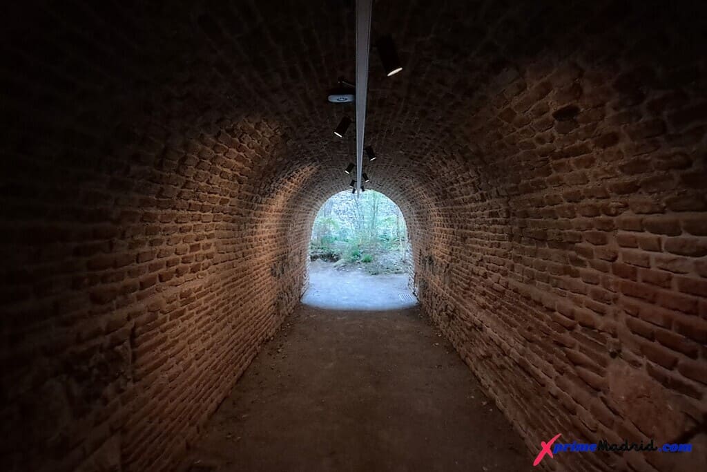 Pasadizo de acceso a la Montaña Artificial del Parque del Retiro