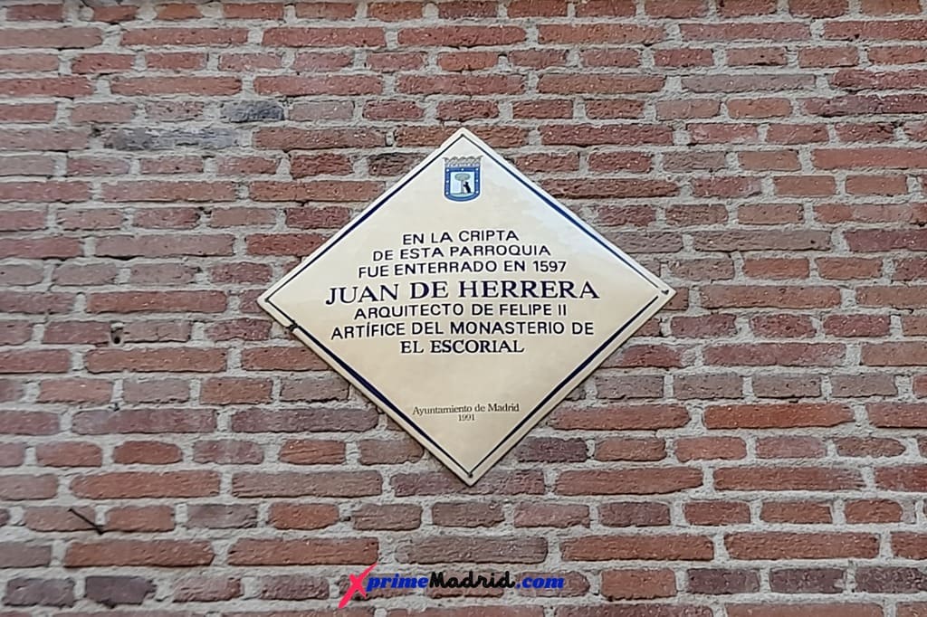 Placa conmemorativa de Juan de Herrera en Iglesia San Nicolás de Bari