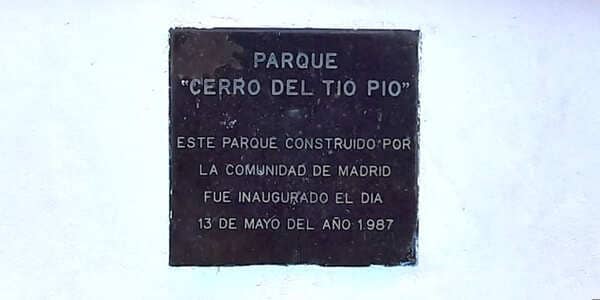 Placa inauguración parque Cerro Tío Pío