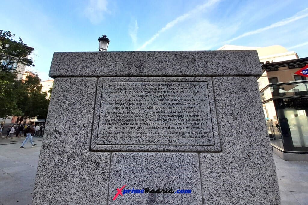 Plaza de Isabel II - Inscripción Monumento Fuente Caños del Peral