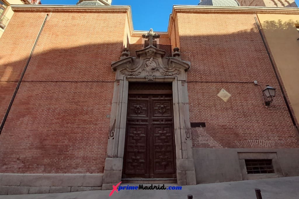 Pórtico entrada iglesia San Nicolás de Bari