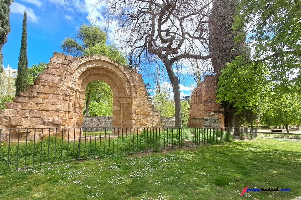 Puerta de entrada de la ermita de San Isidoro en el Retiro