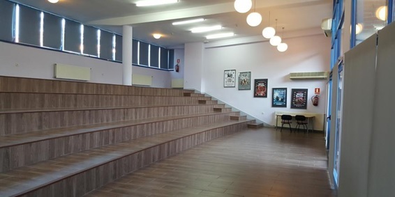 Sala de ensayo con grada en el centro Paco Rabal