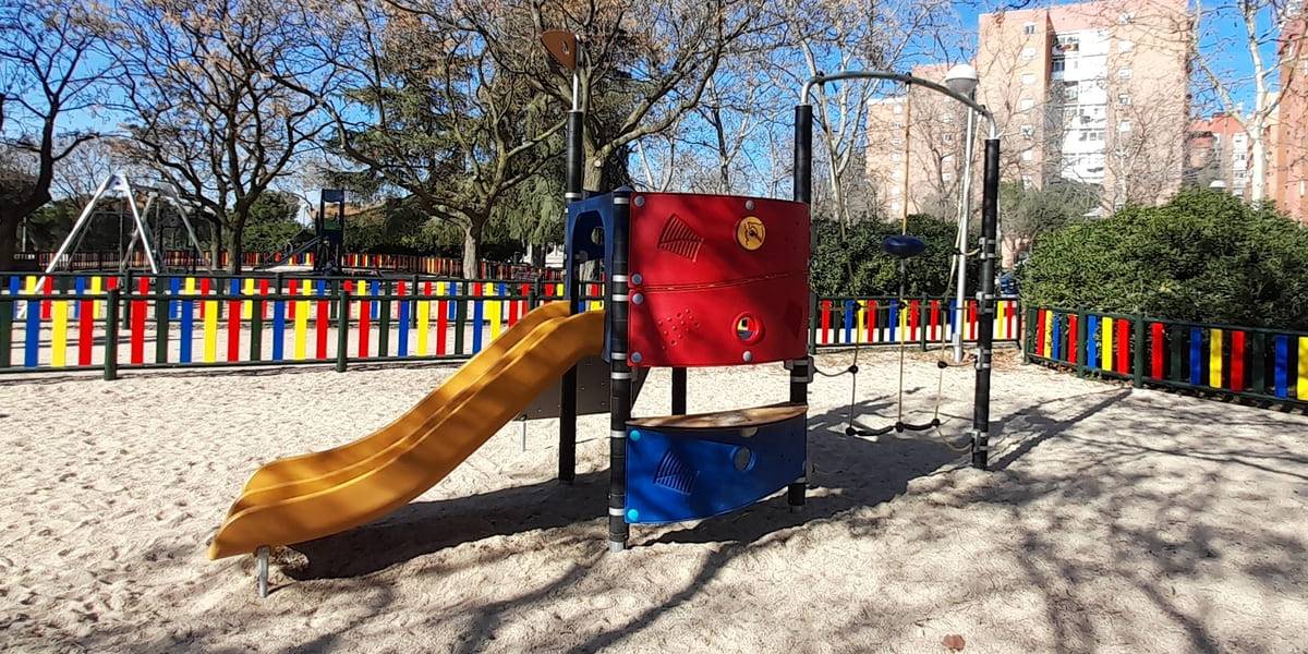 Torre de juegos área infantil preescolar parque Ronda del Sur